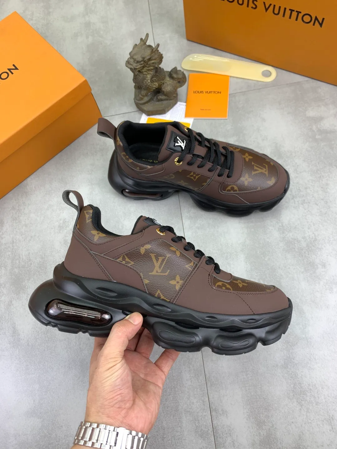 Men's men's shoes💰P440💰[New model]🆘[Louis Vuitton] LV official website latest model🎁casual and fashionable men's shoes👟hot style💥simple and elegant style, exclusive for trendy men. Unique official website latest brand elements👑original decoration, fashionable and generous, the fabric is made of original calfskin➕comfortable and breathable mesh lining➕pig skin lining ✅The official website specifies wear-resistant casual outsole, the classic model is taken in real life🎬Color: 5️⃣colors available😍Number of codes: 38-44 (45 46 customized)